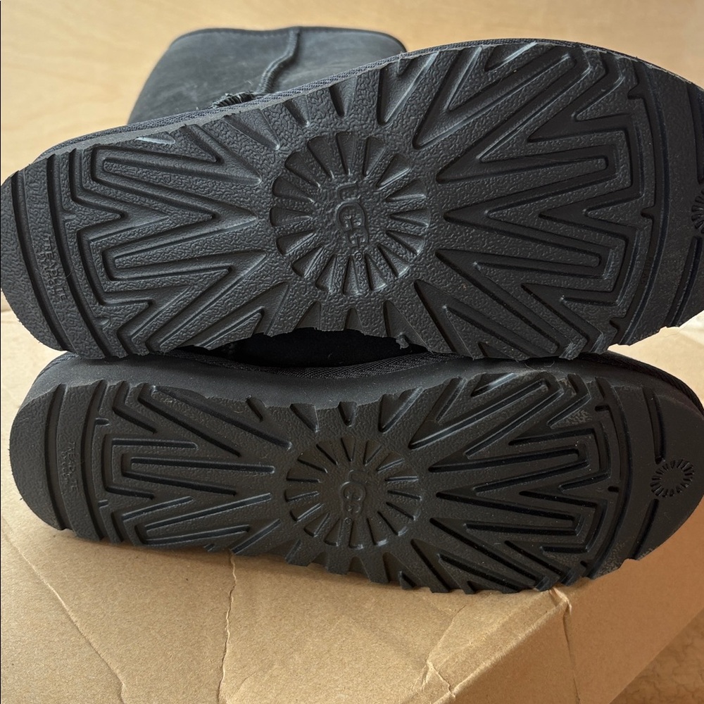 Ugg tall classic boots - Picture 3 of 6